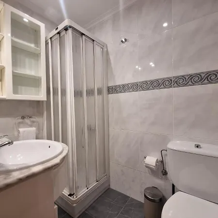 شقة Comfortable Central Apartment - With Parking *
