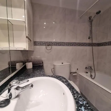 شقة Comfortable Central Apartment - With Parking *